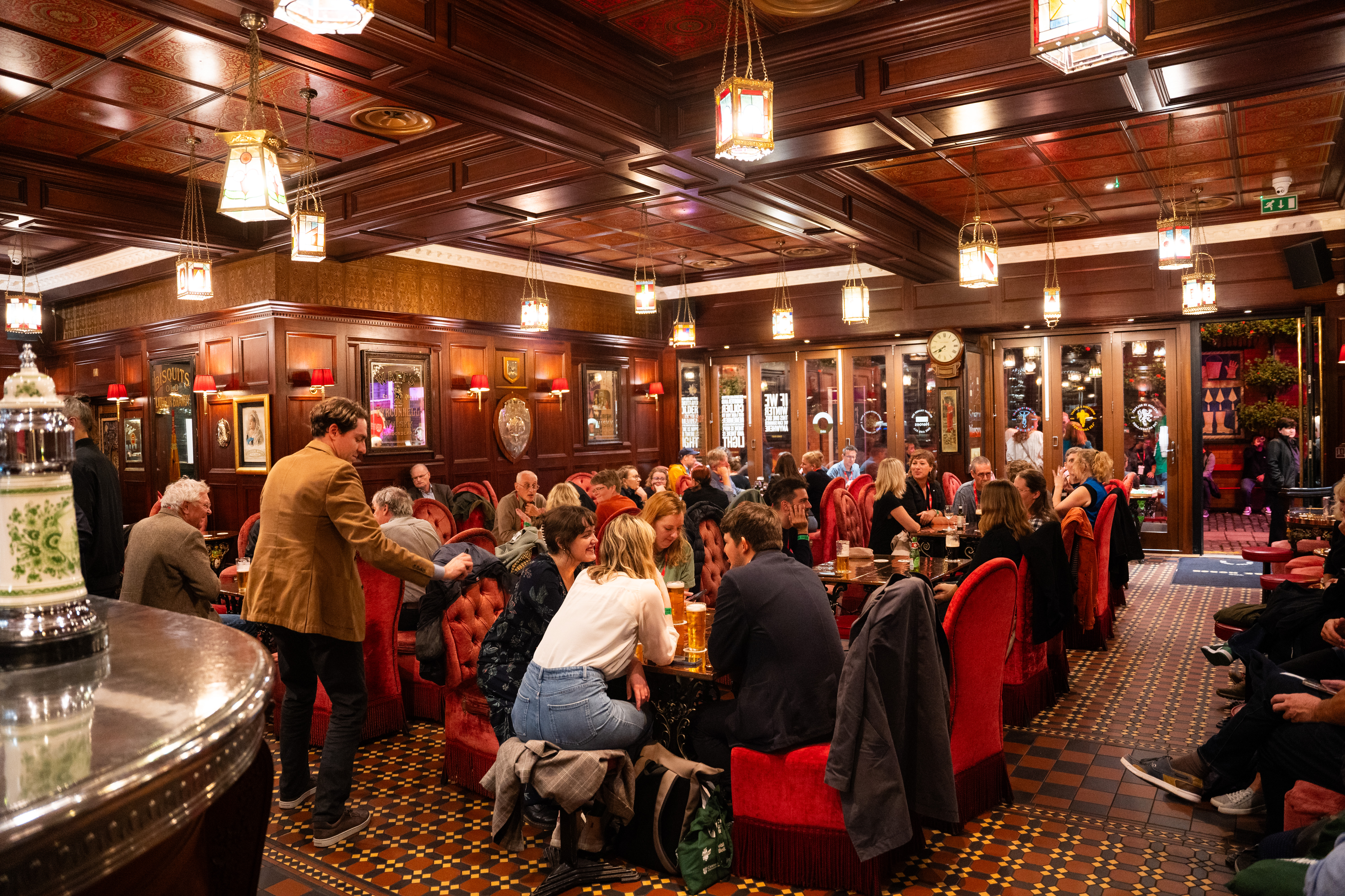 EAA conference participants enjoying drinks and conversation in an Irish pub